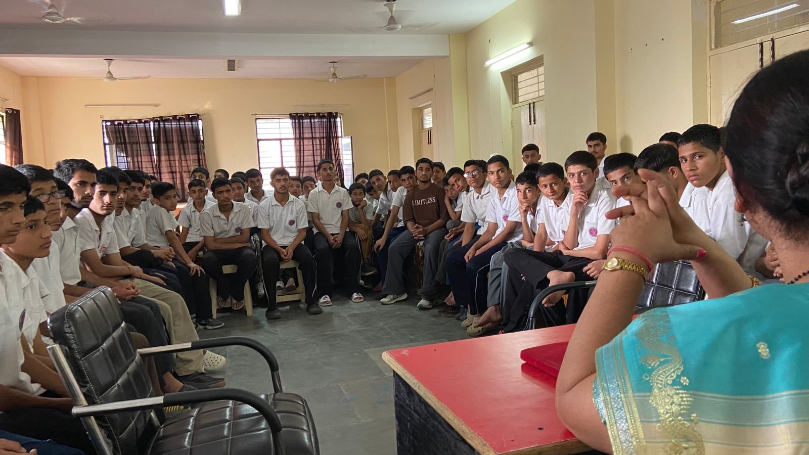 छात्रावास बैठक एवं मार्गदर्शन सत्र 🗓️ दिनांक : 13 मई 2026  आज विद्यालय की प्राचार्या जी द्वारा सभी प